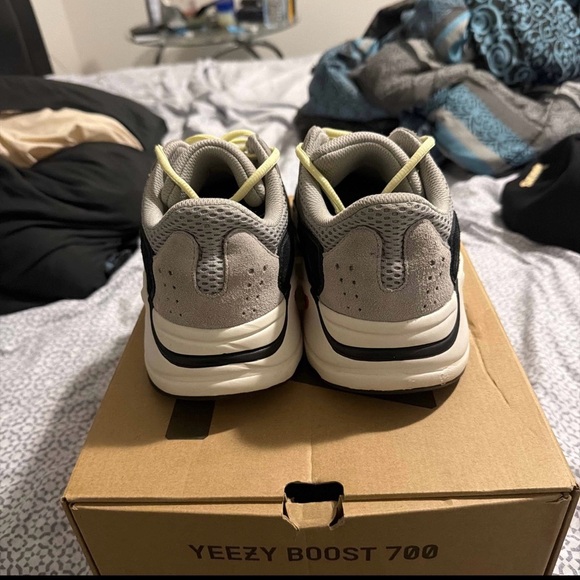 Yeezy 700 - Picture 4 of 7